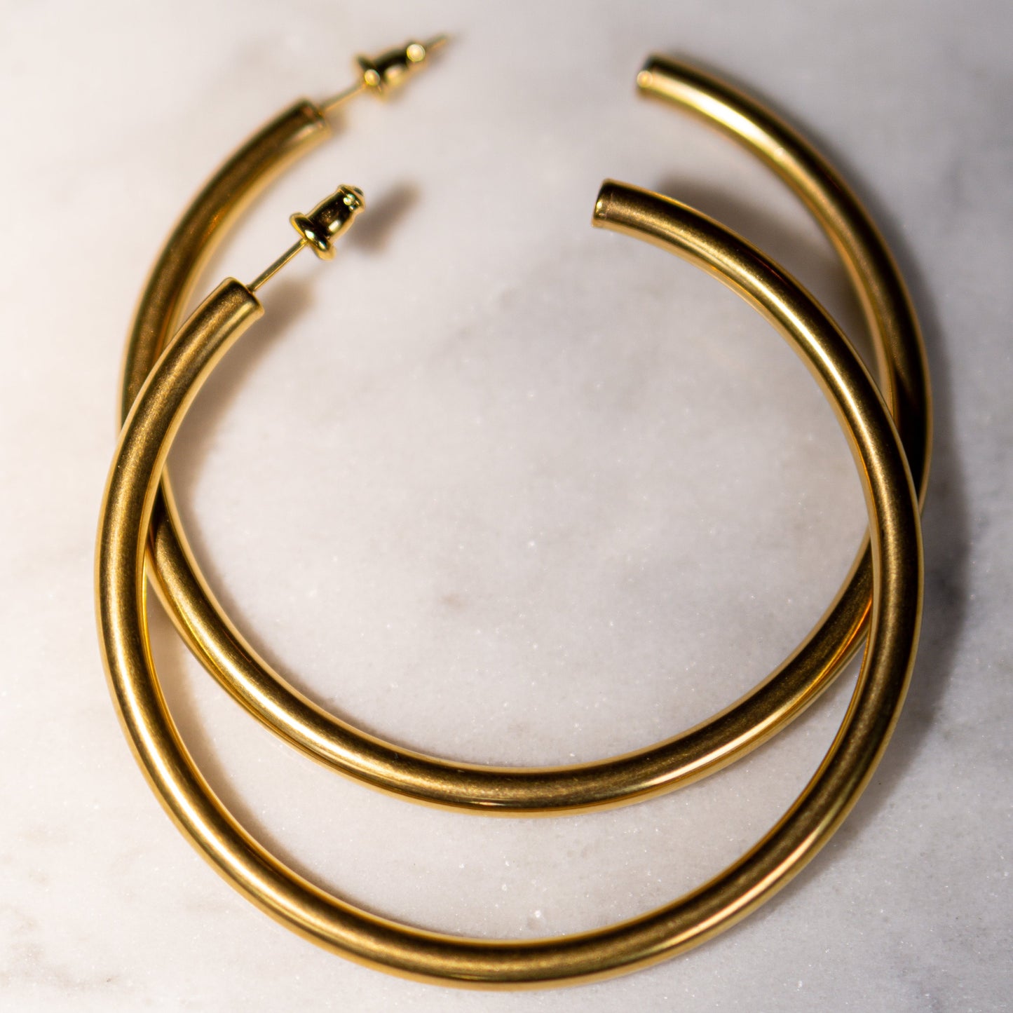 Gold 18k hoop earrings. Simple gold hoop earrings. Gold plated hoop earrings. Affordable hoop earrings. Cute hoop earrings for women or teens. Simple hoop earrings.
