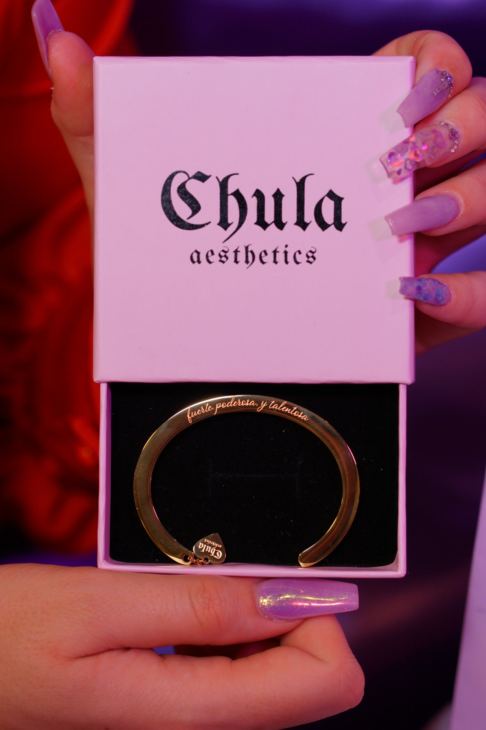 affirmation bangles in spanish. affirmation bracelet. affirmation bracelet in a jewelry box.