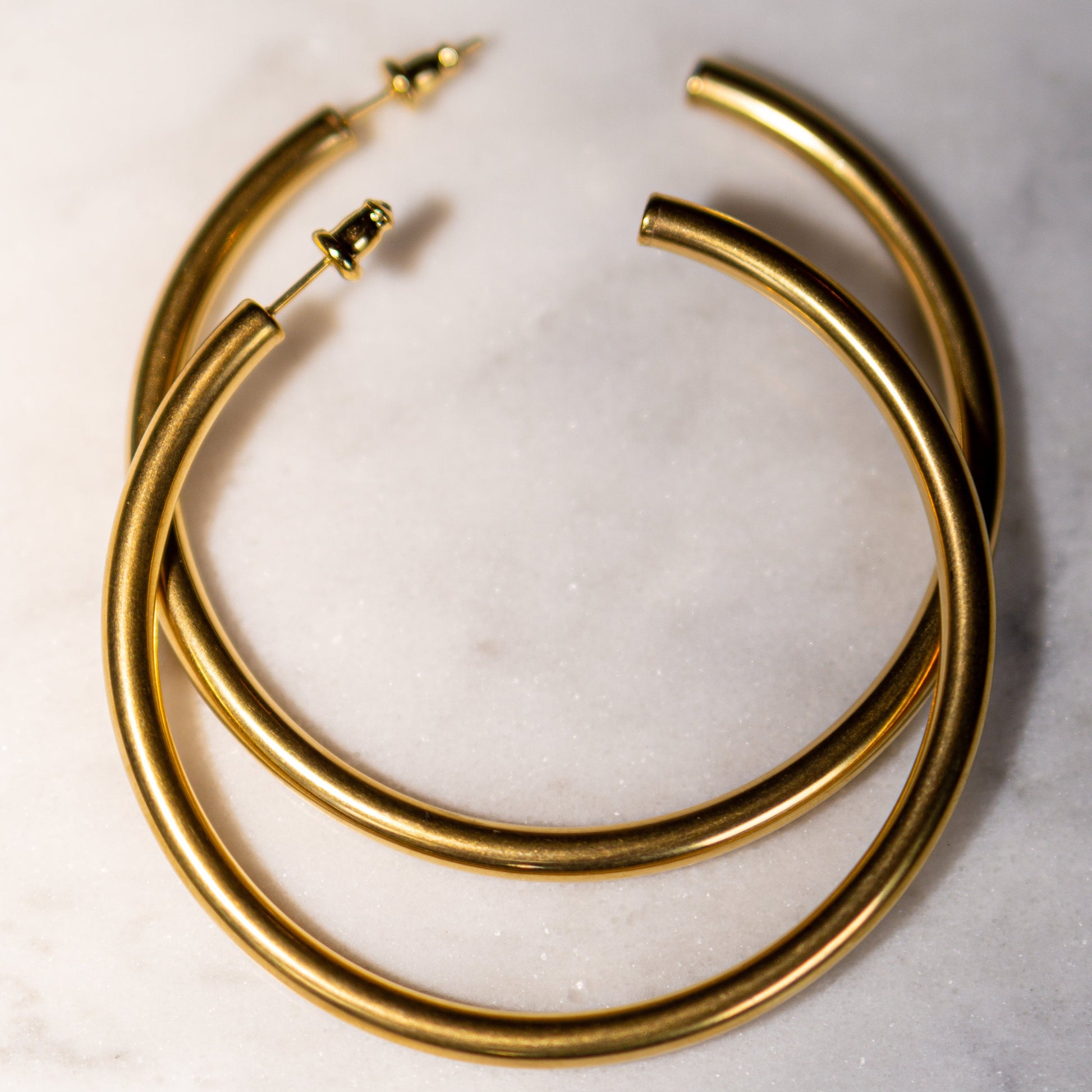 Gold 18k hoop earrings. Simple gold hoop earrings. Gold plated hoop earrings. Affordable hoop earrings. Cute hoop earrings for women or teens. Simple hoop earrings. 