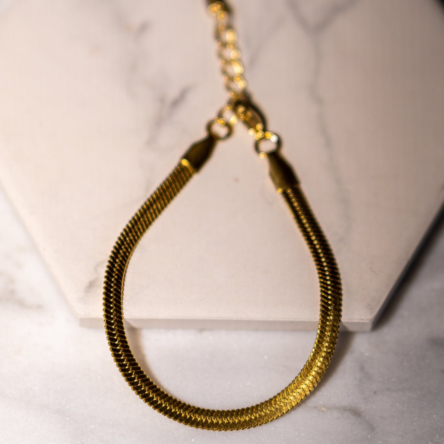 Snake bracelet. Simple gold bracelet. Simple 18k gold bracelet. Gold 18k bracelet. Cute and simple gold bracelet. Dainty jewelry. Gold jewelry. Cute bracelets. Affordable bracelets. 