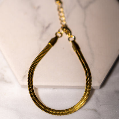 Snake bracelet. Simple gold bracelet. Simple 18k gold bracelet. Gold 18k bracelet. Cute and simple gold bracelet. Dainty jewelry. Gold jewelry. Cute bracelets. Affordable bracelets. 