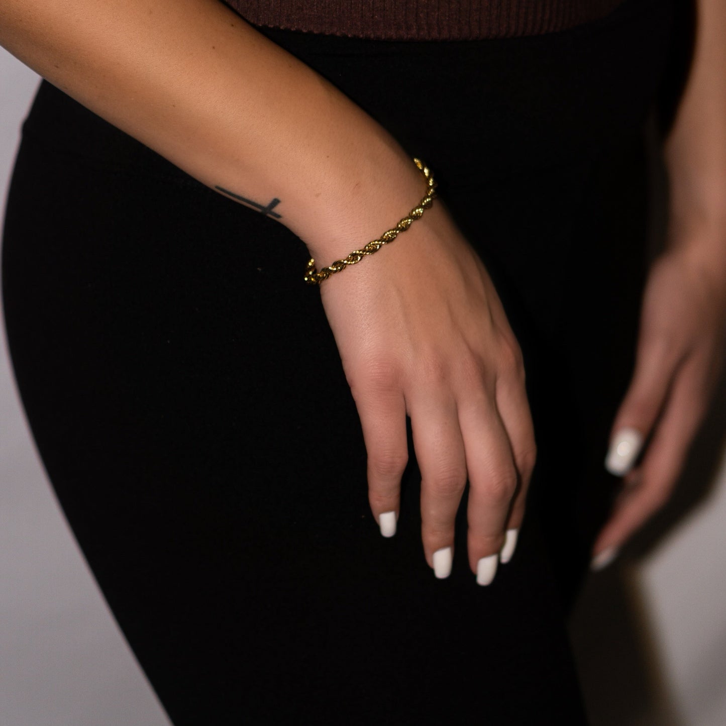 Twist bracelet. Twisted bracelet. Twist 18k gold bracelet. Gold twist bracelet. Simple and cute bracelet. Affordable bracelets. Cute bracelets. Twisted bracelets. Gold jewelry. 