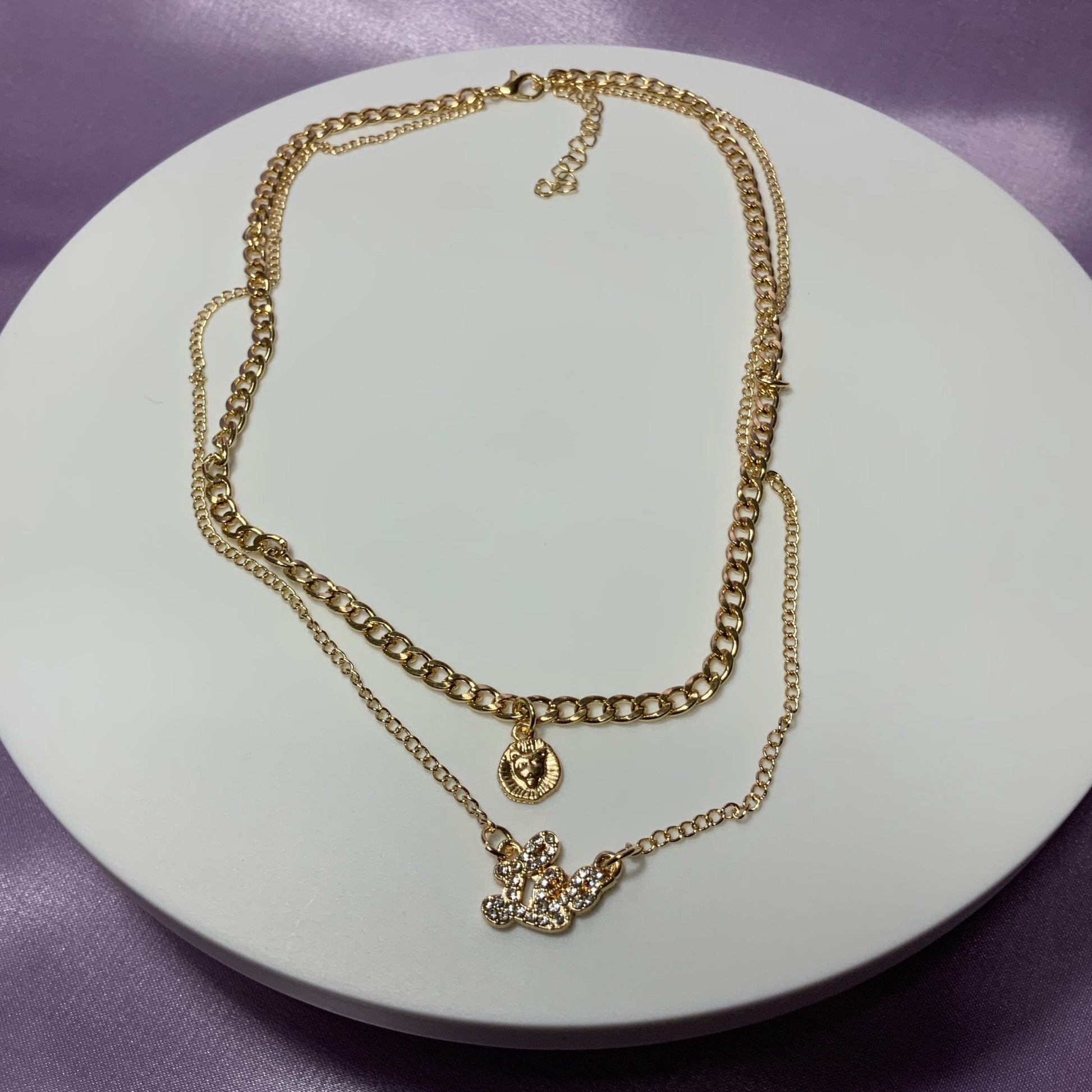 Leo necklace. Gold plated zodiac necklaces. Zodiac name necklaces. Zodiac sign necklaces with zodiac sign pendants. Zodiac name necklaces. 